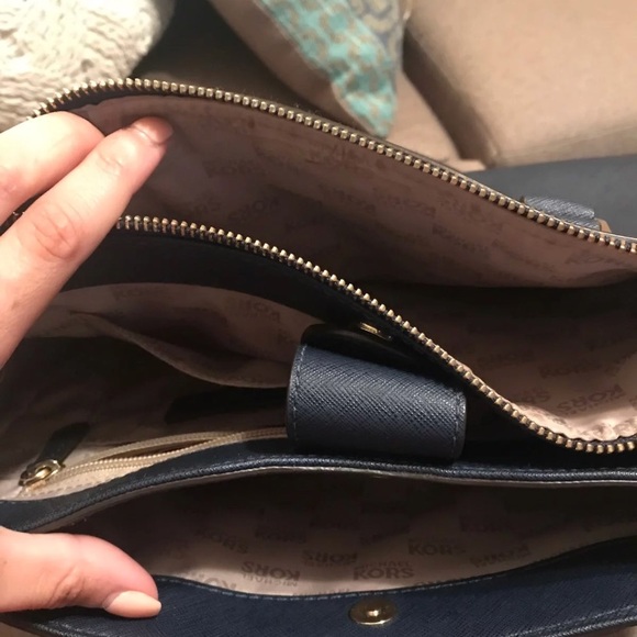 Micheal Kors Kellan Medium Satchel! - Picture 3 of 4